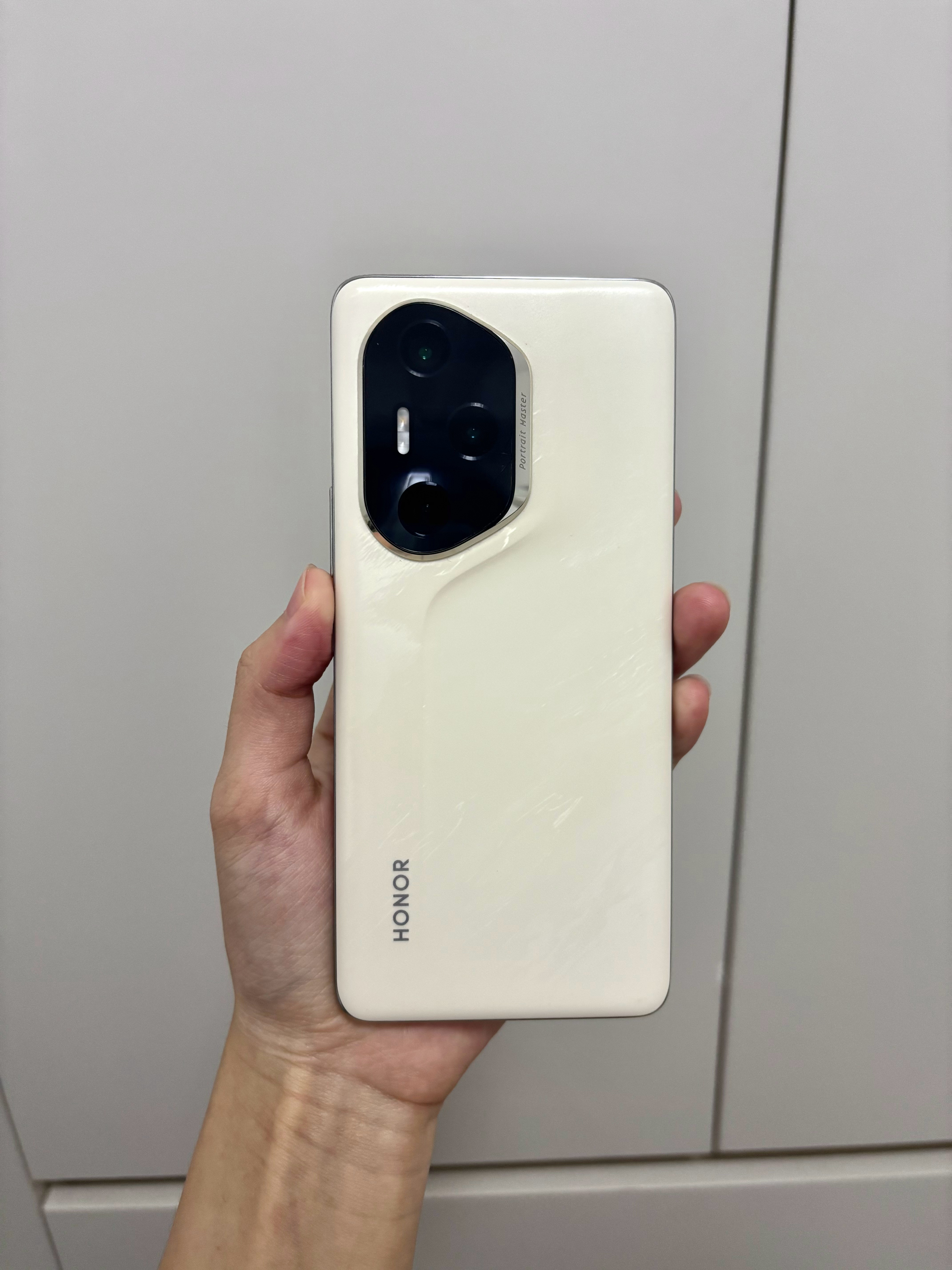 用了这么多款手机还是很喜欢荣耀300 Pro裸机使用效果更佳[偷笑]平时拿来打王