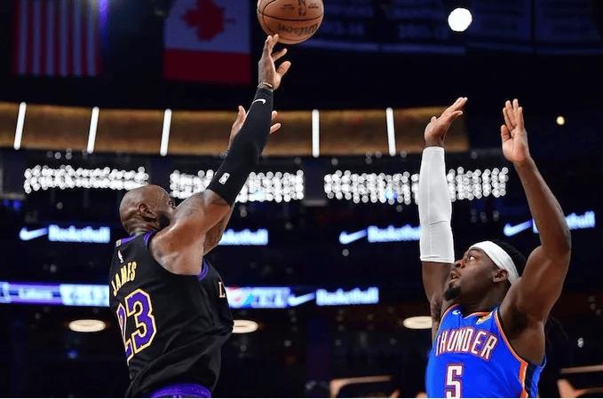 今日NBA季后赛次轮，雷霆客场打湖人，最后以115-110赢了对手。系列赛大比分