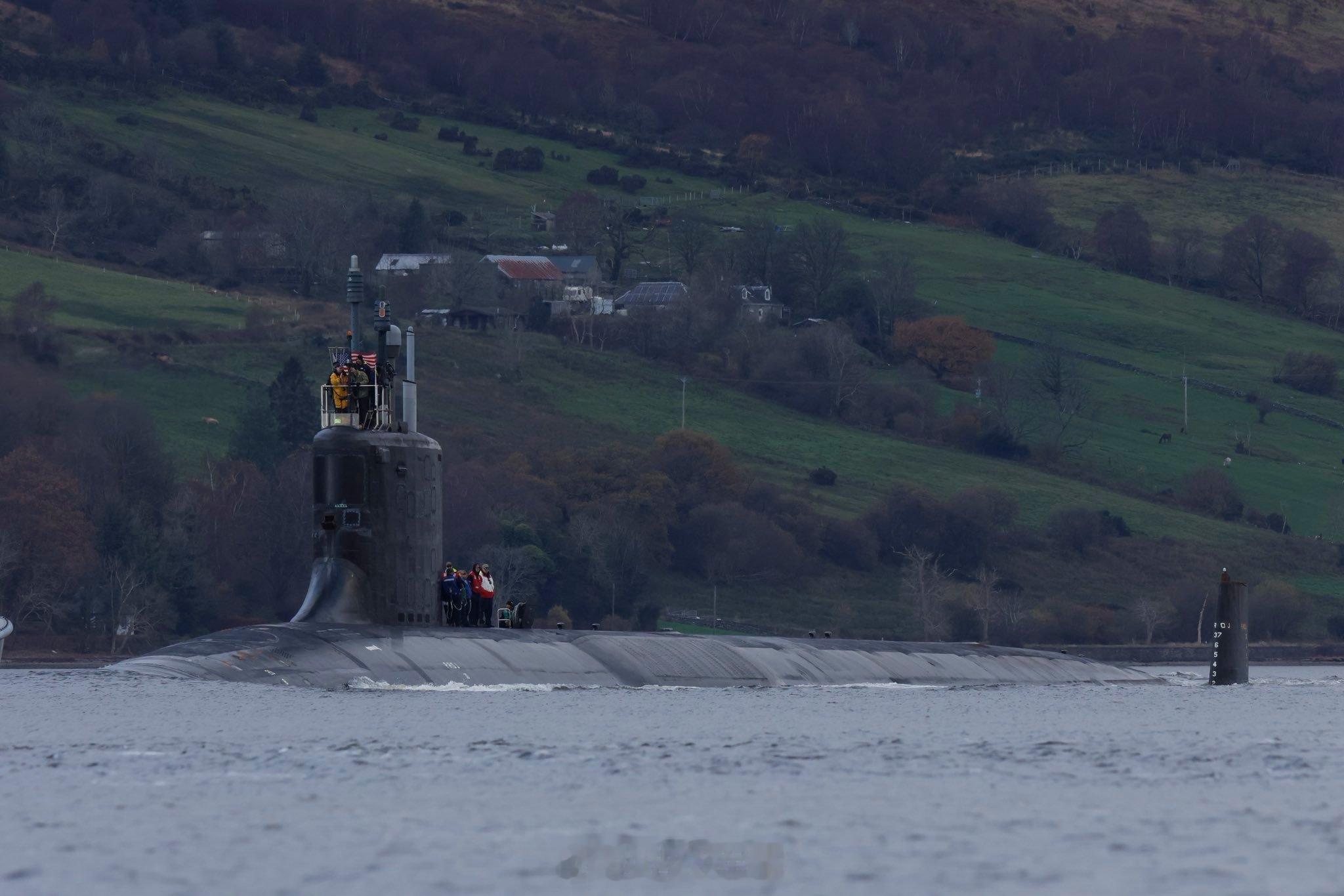 2025 年 11 月 12 日，美国海军弗吉尼亚级核攻击潜艇“南达科他”号（S