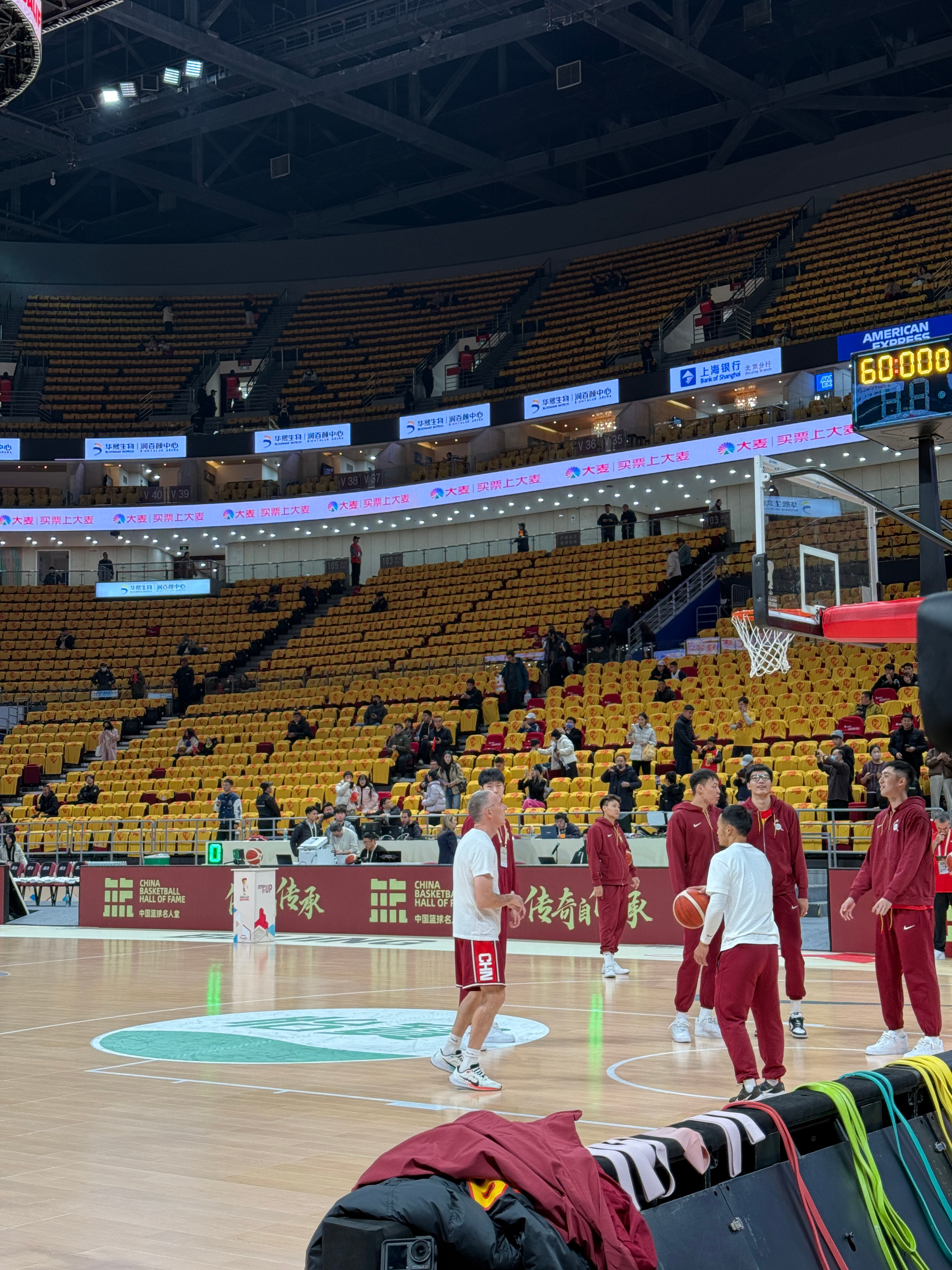 赶上男篮热身了。今天不在大名单的赵睿赛前一直在帮朱俊龙喂球。 中国男篮北京主场燃