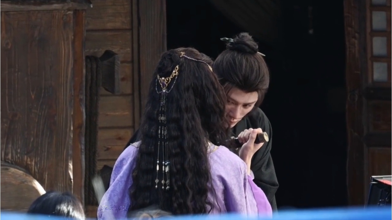 家主就这样亲手握住公主手上的刀捅向自己有人懂吗配上眼神真的好疯批好带感啊啊啊🥵