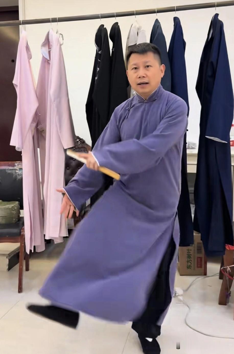 何伟的画画本事，最近成了相声圈的热议焦点！他不仅自称天赋异禀，更直言自己的画功远
