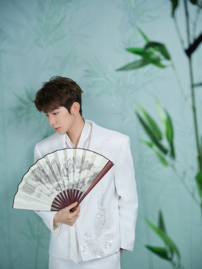 王源新中式白西装  王源河南春晚千秋一刻舞台  王源新中式白西装，是即将亮相河南