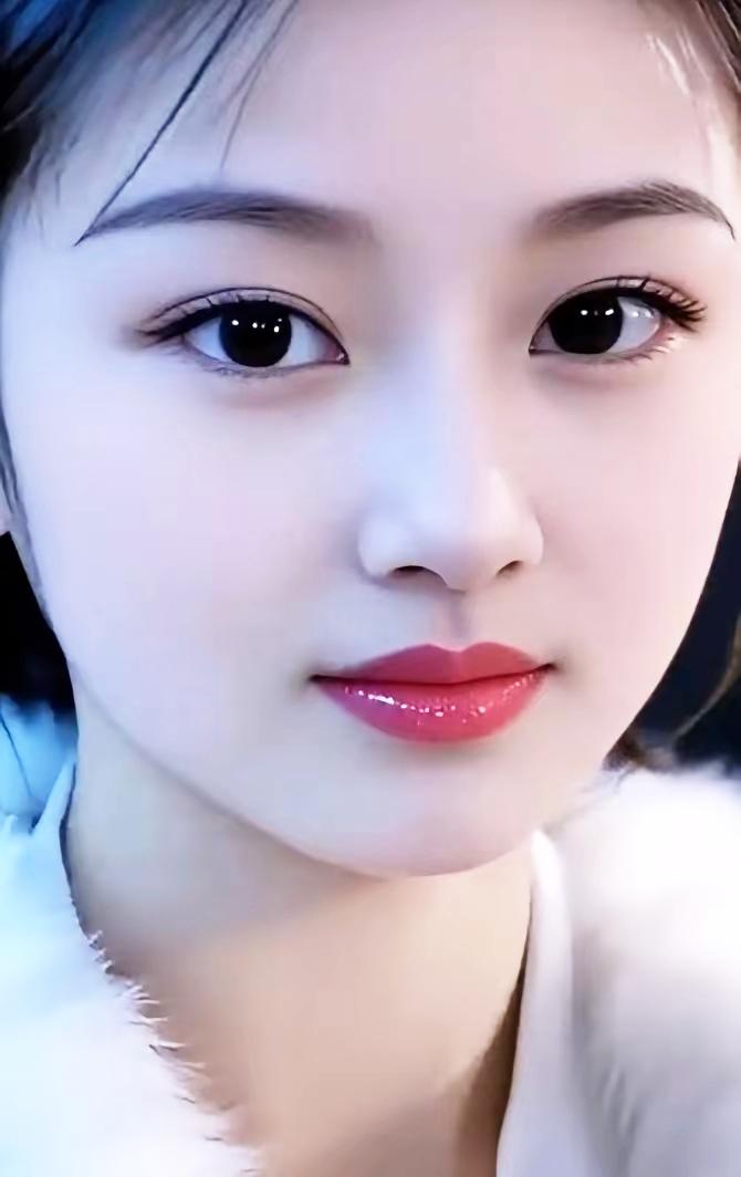 温柔甜美的微笑，粉色唇妆，少女心满满！💕✨