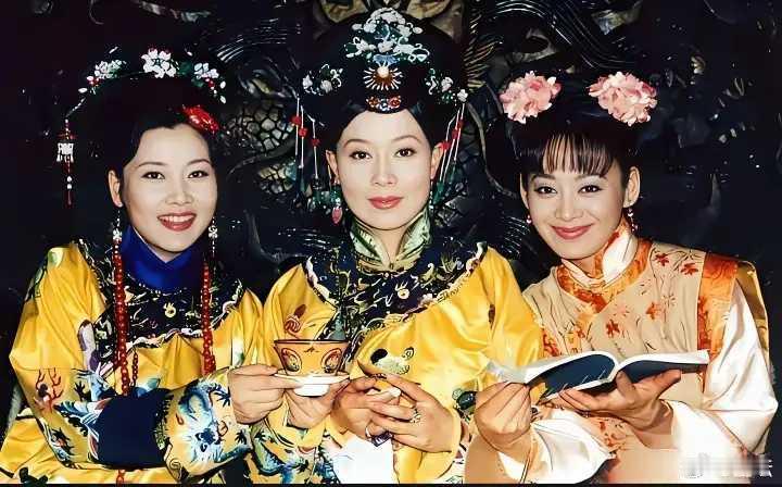 当年何赛飞、邬倩倩、宁静的一张留影。 