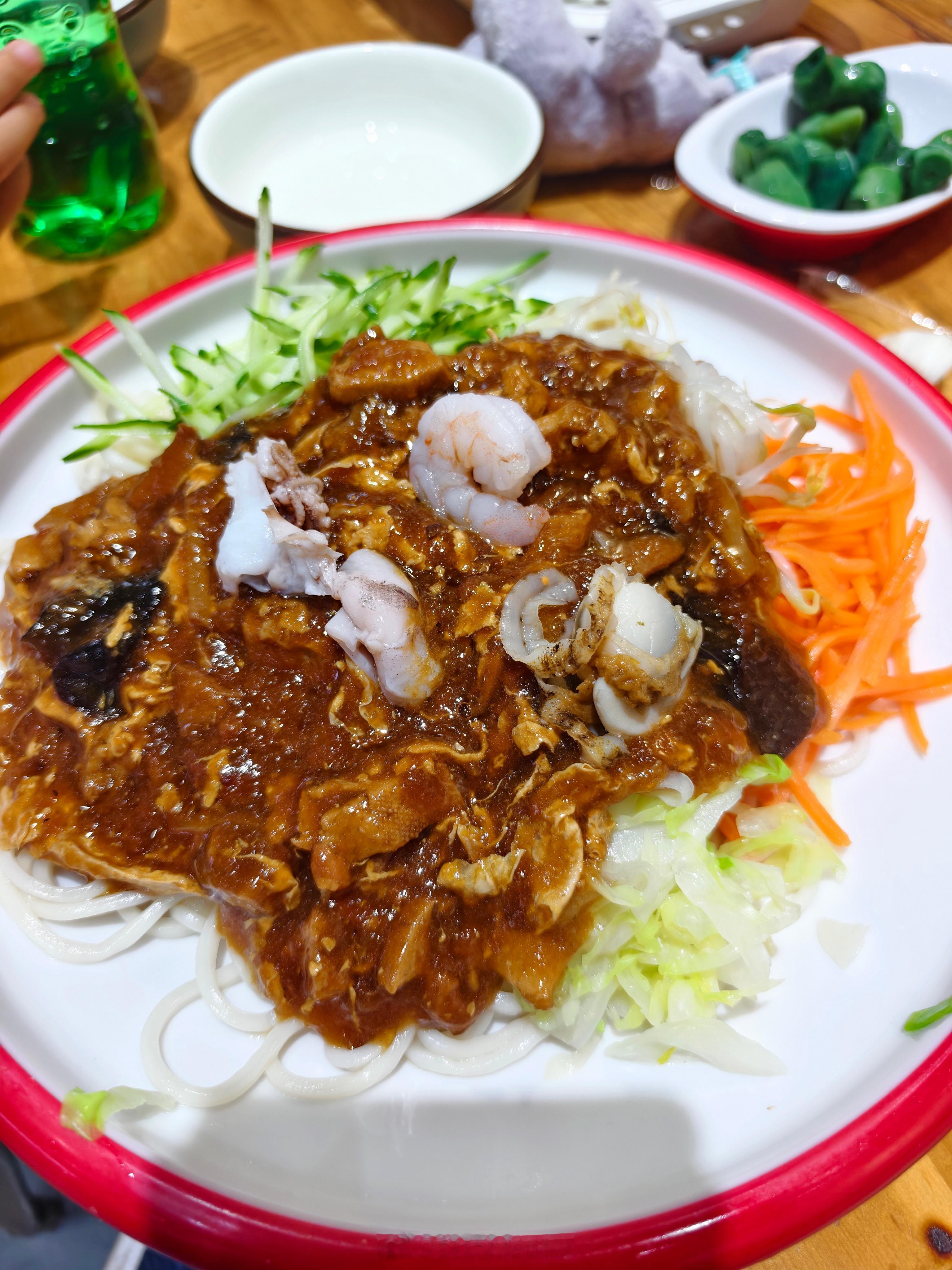 一碗海鲜面20块，一份腊八蒜5块，感觉腊八蒜的性价比不高啊大家吃面都吃蒜吗？ 
