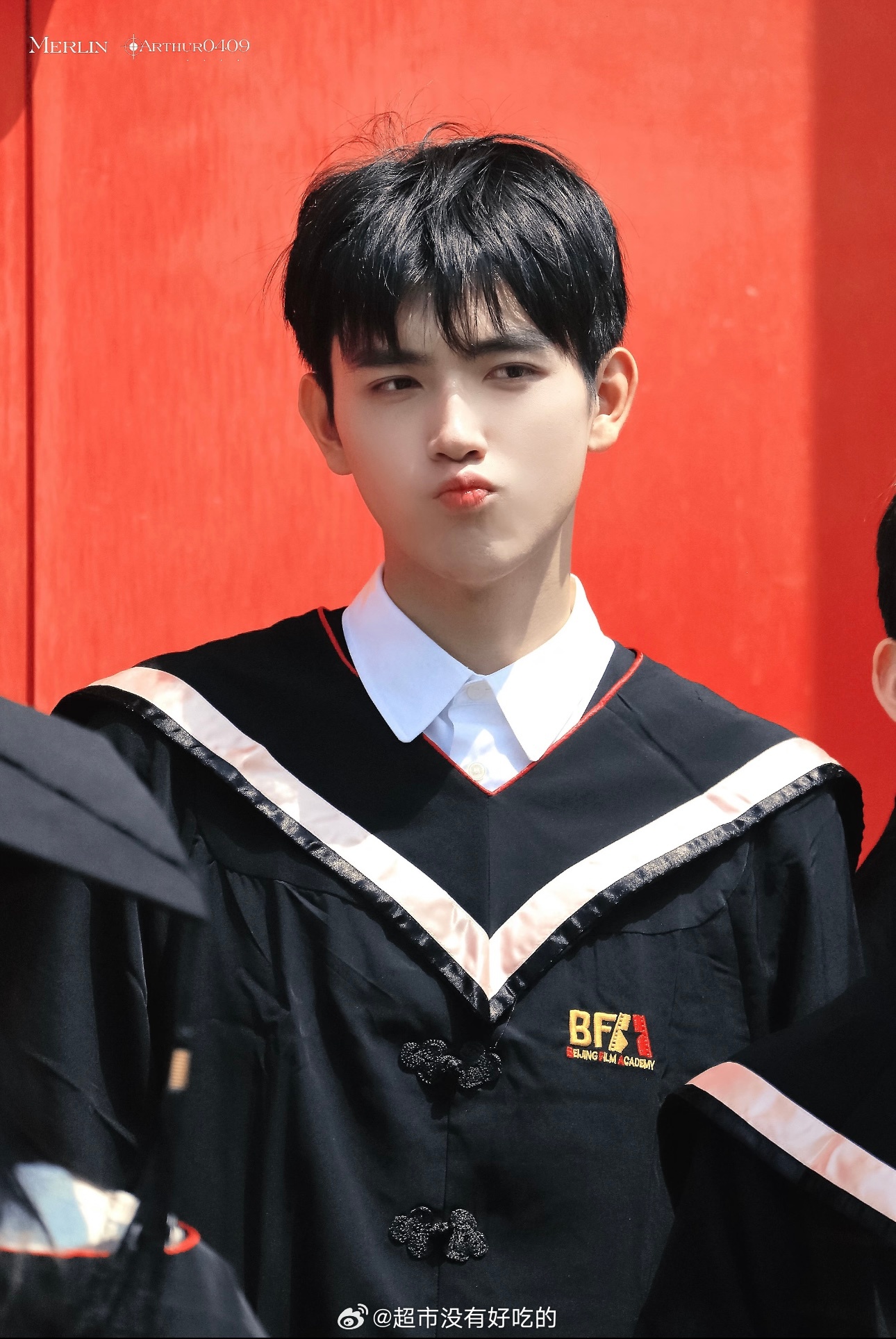 陈飞宇高中毕业照 不如来看看23年5月拍毕业照的陈飞宇好乖好可爱，男大气息扑面而