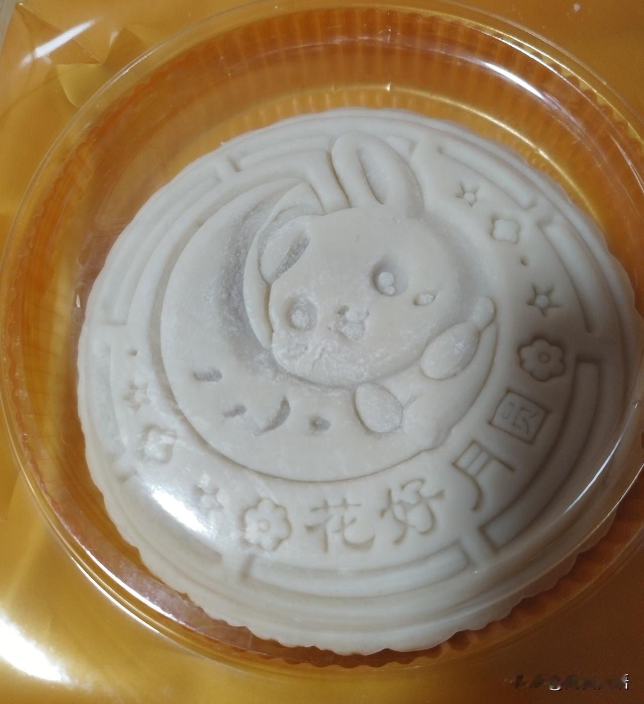 月饼在桌上
圆圆的
像一枚月亮

切开时
芝麻香轻轻散开
溏心儿泛起柔光

我们