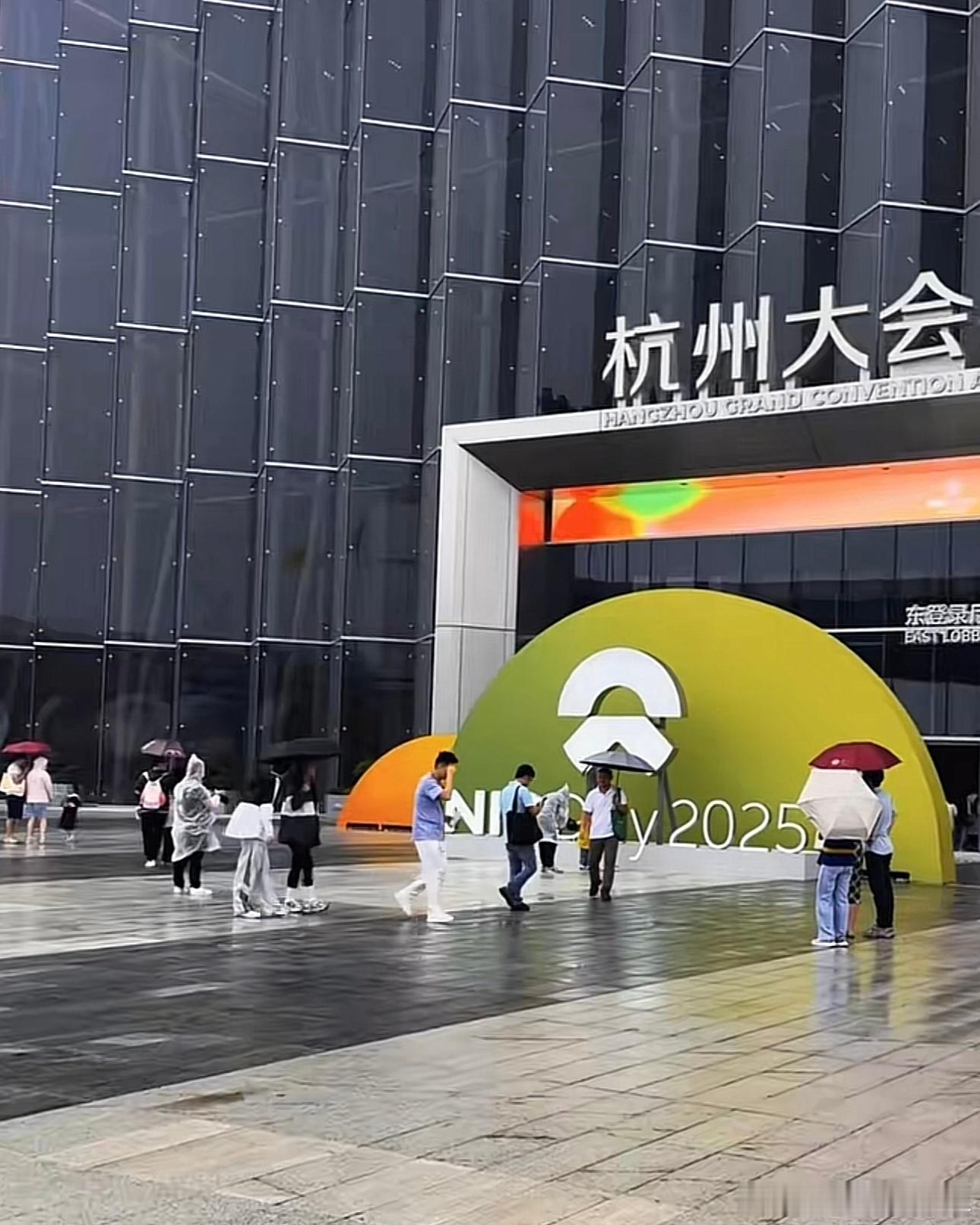 感受下杭州2025NIODAY外场氛围，全球蔚来车主汇聚在此！5T车主改装展、N