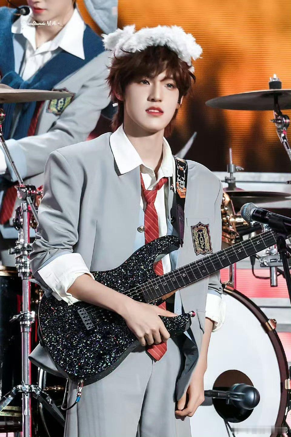 张泽禹TF家族新音站姐出图🈶谁能拒绝吉他小狗 