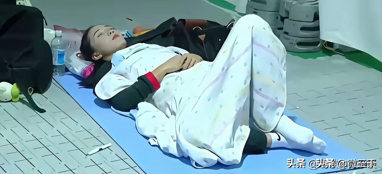 小孩姐陈妤颉说：我还是个宝宝，每天必须睡足9个小时，比赛场上才有劲。我才17岁，