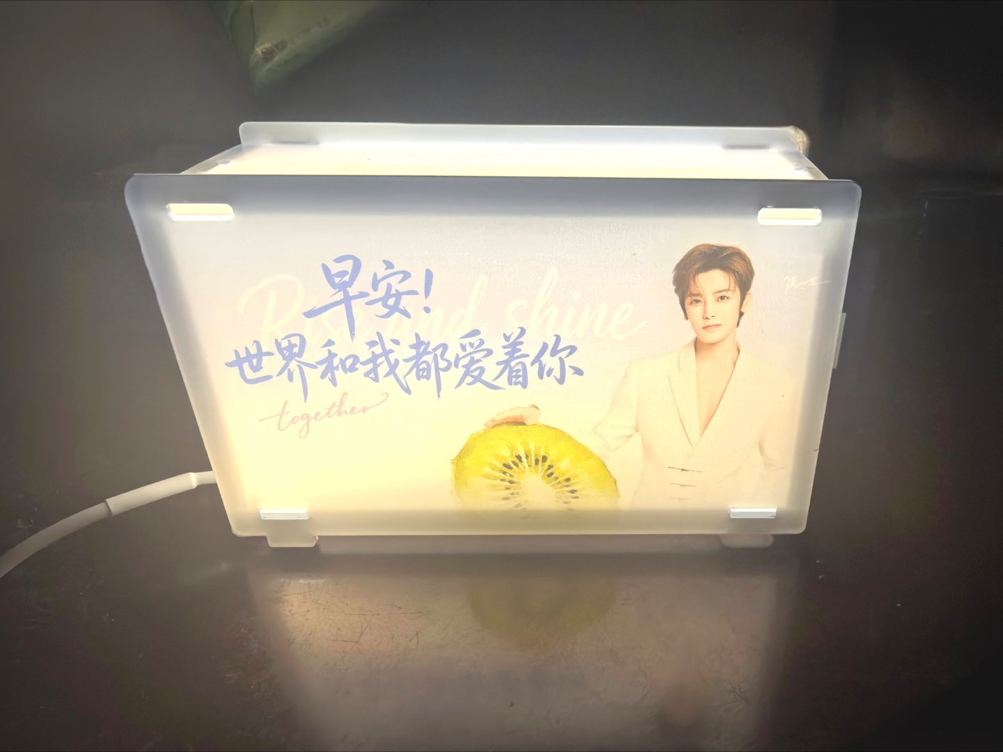 侯明昊侯明昊萧无衣 这小灯 深夜陪伴 好浪漫啊世界和我都爱着你～