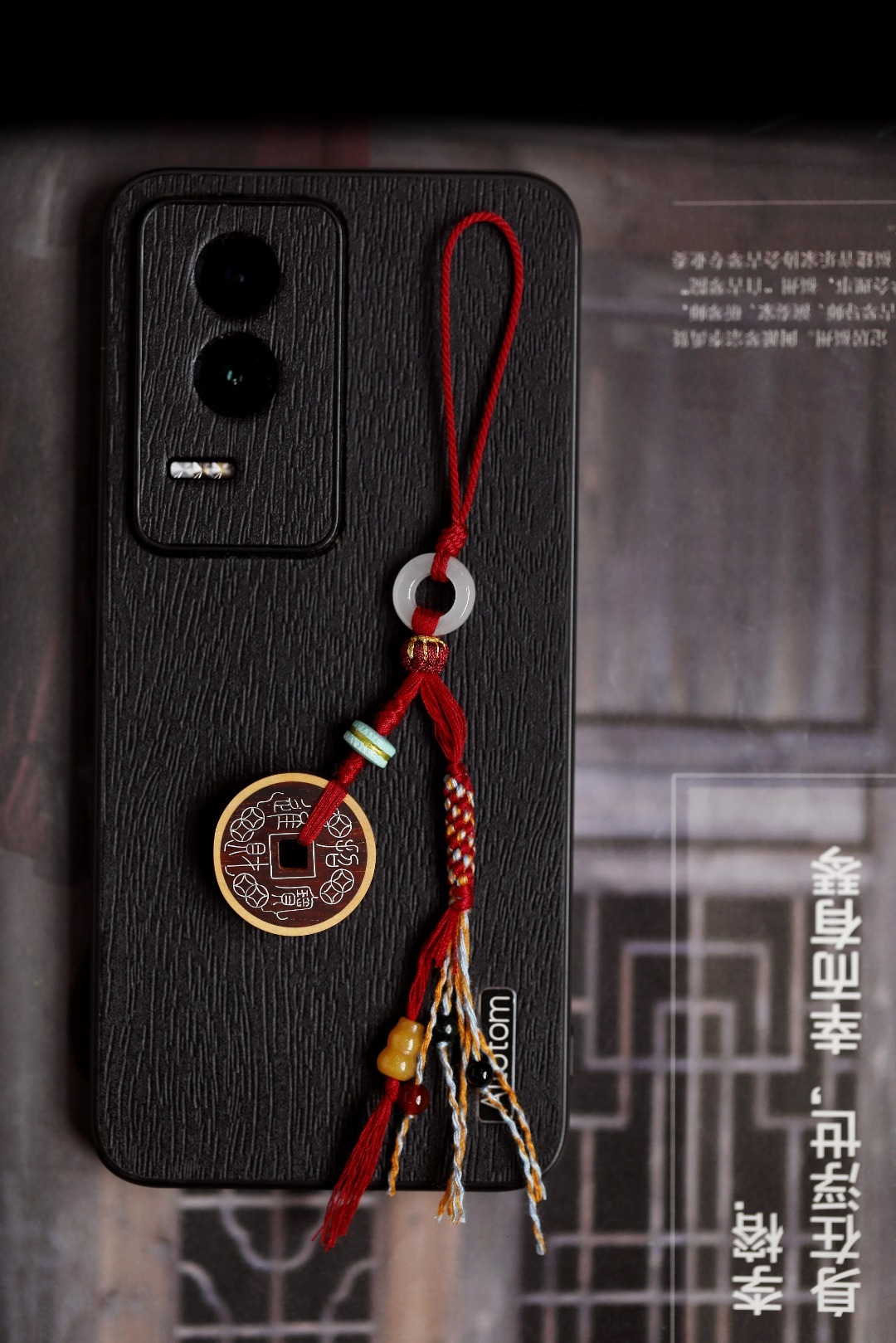 紫檀-黄杨木嵌银丝【招财进宝】钥匙扣 挂件取材紫檀+黄杨木，形制古钱币，镶嵌银丝