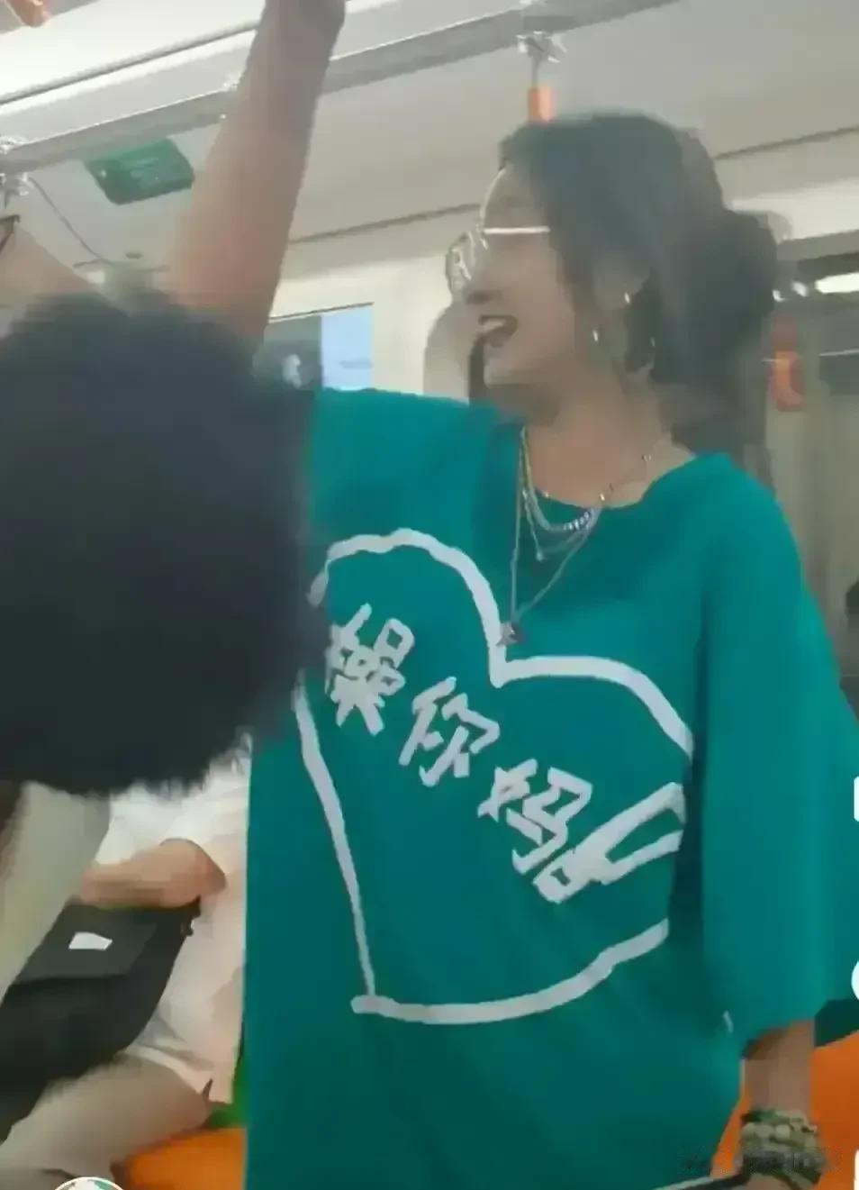 现在年轻人真是疯了，堂而皇之的穿着这样的脏衣服上地铁，难道就没有一点羞耻感吗？有