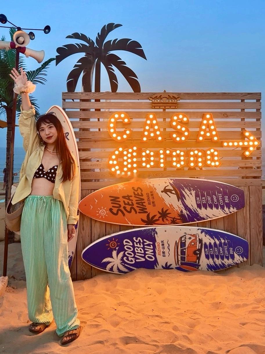 傍晚到的这里 没呆一会儿就天黑了 好巧不巧碰到求婚（或者拍婚纱照？）托这对新人的