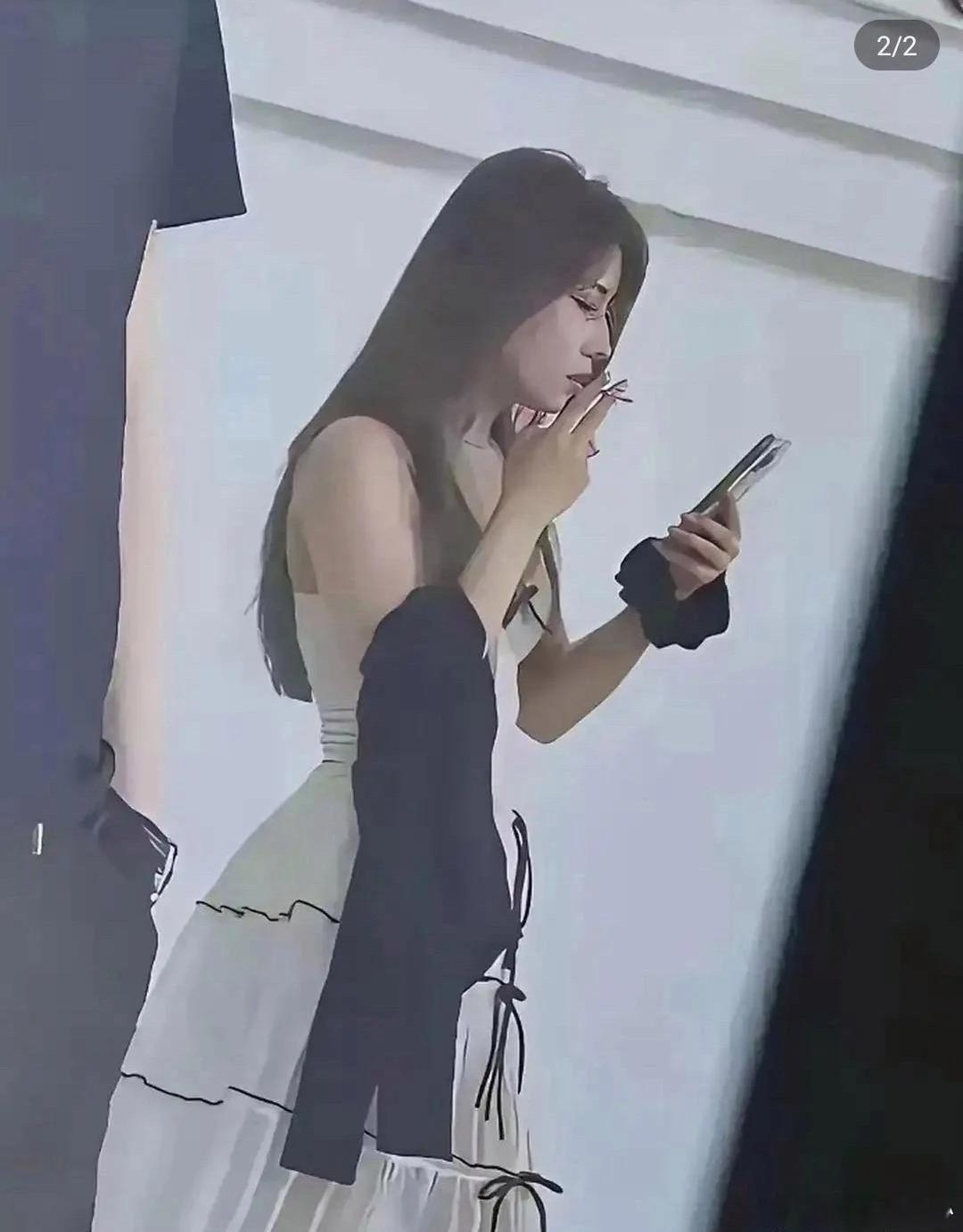 谁能拒绝这种颜值气质双双在线的女生！穿搭温柔又有氛围感，光是看着都觉得很养眼。