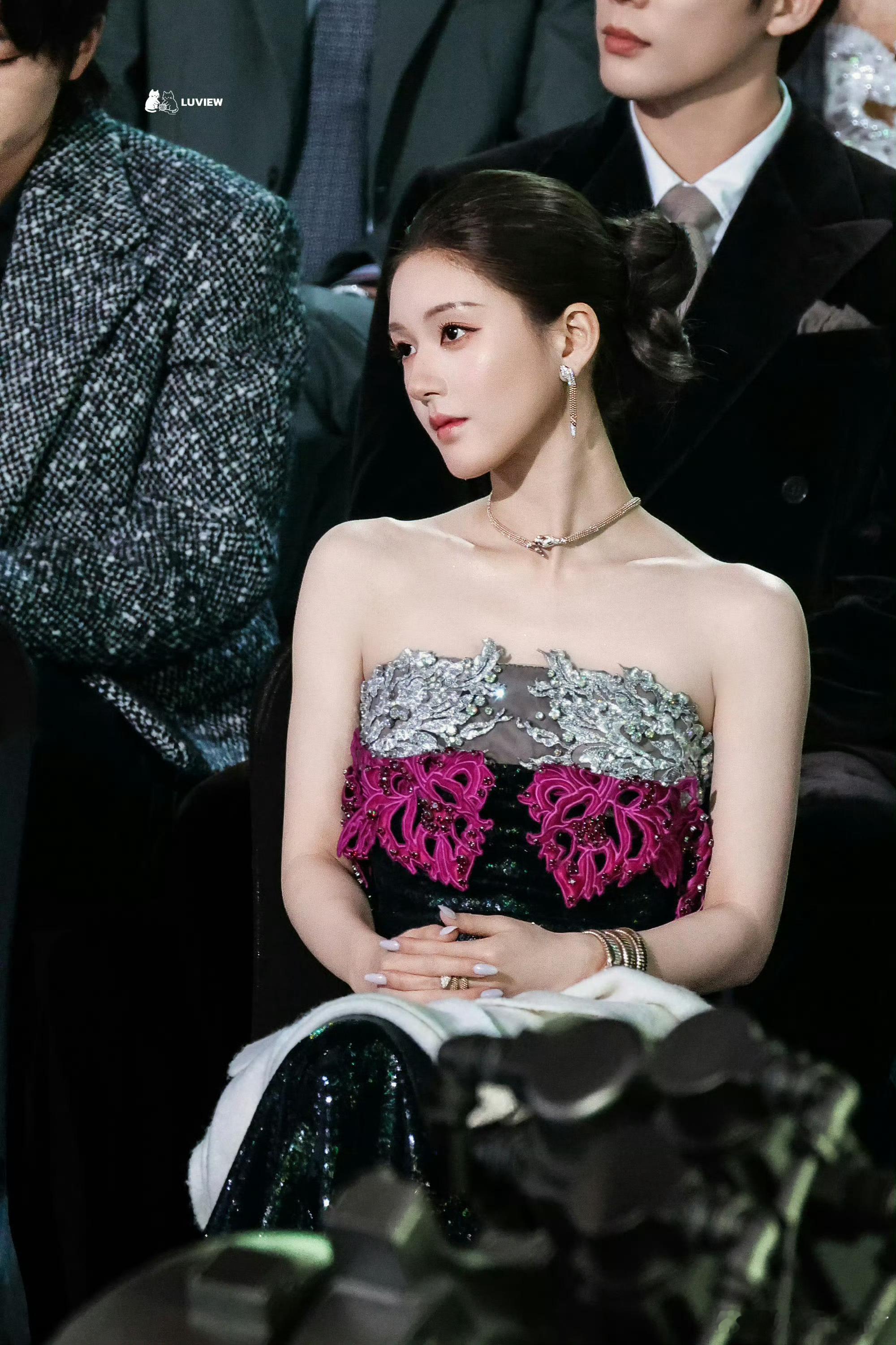 赵露思｜星光大赏内场 内场造型预览 ，露思演绎意大利设计师品牌 Francesc