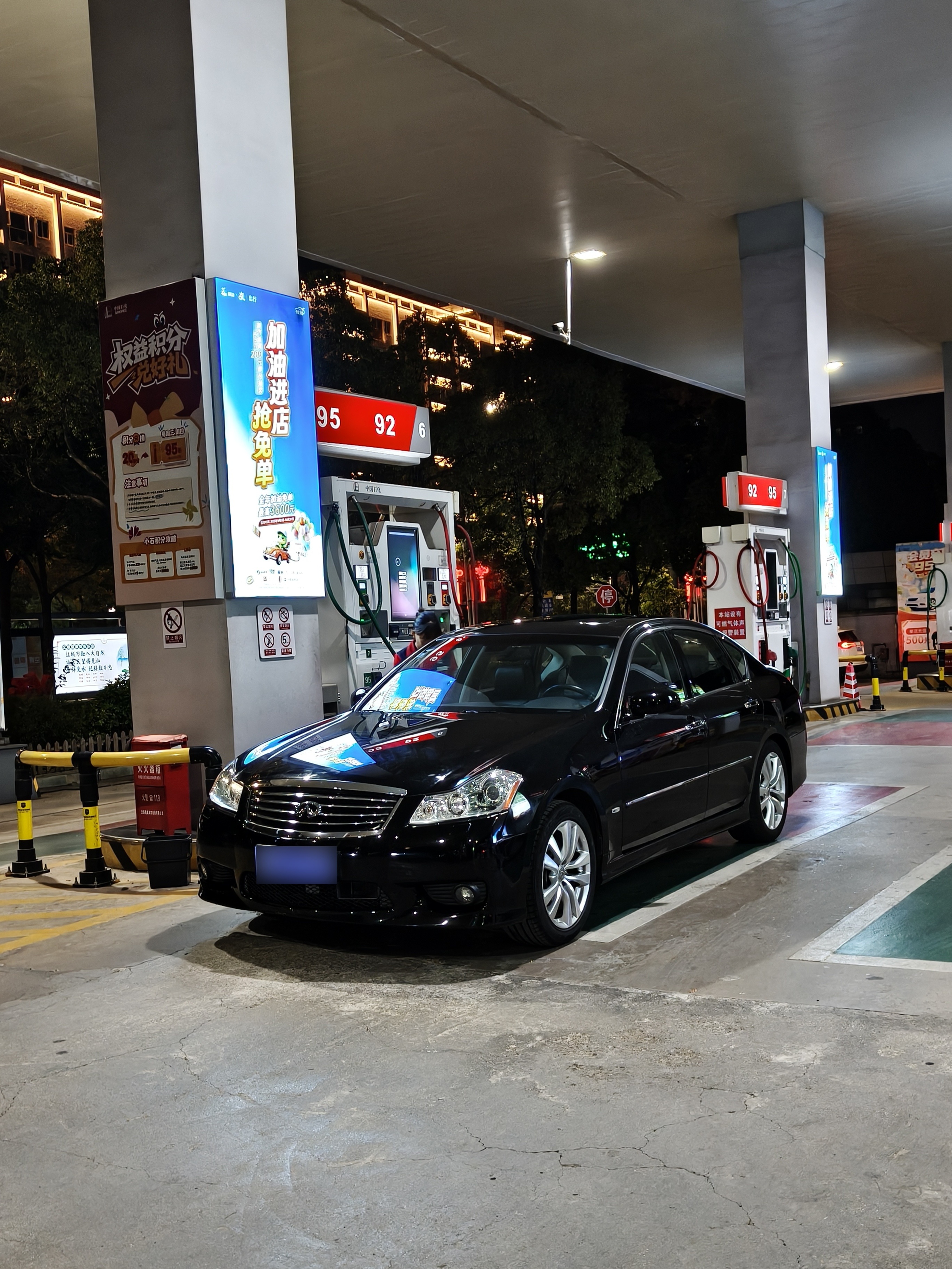 夜里洗车➕加油时间，黑色的车就是远看亮闪闪，近看都是纹[泪奔][泪奔] ​​​
