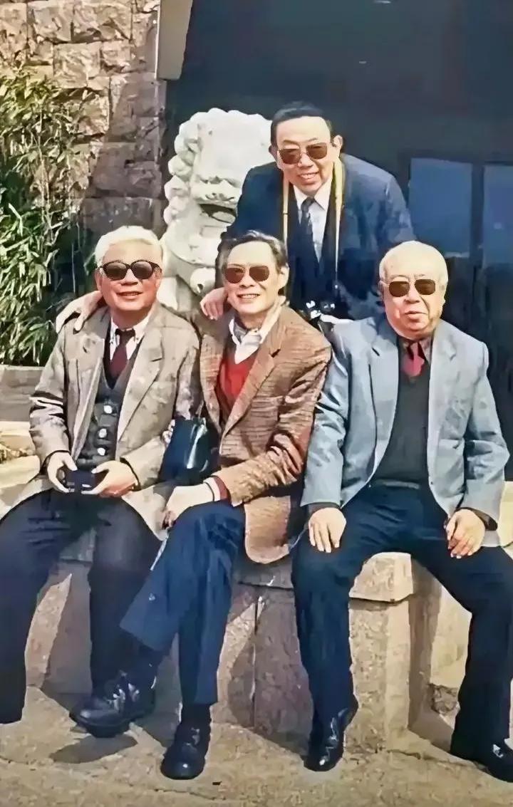 四位老艺术家，个个帅气儒雅，风流倜傥。中间的儒雅之士是《牧马人》中许灵均父亲的扮