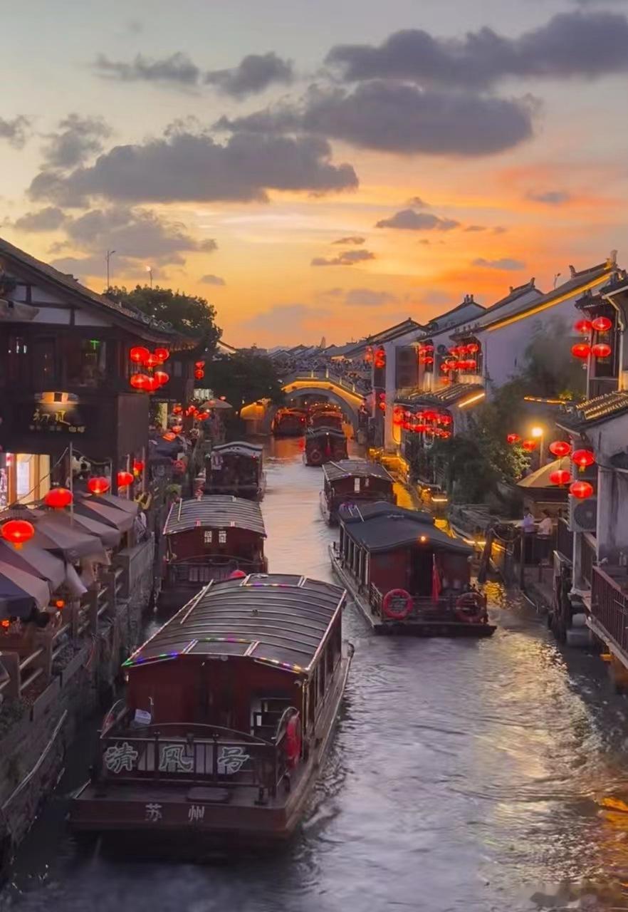 晒晒你的五一旅行照五一在夜游苏州的时候拍到了一张绝美的晚霞照片，可是不知道配什么