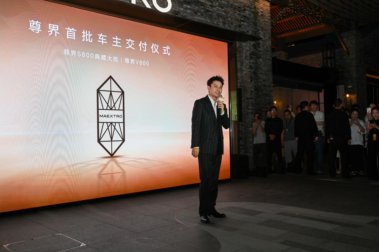 尊界V800首交迎来多元车主，高净值人群用选择表达态度
尊界V800全国首批交付