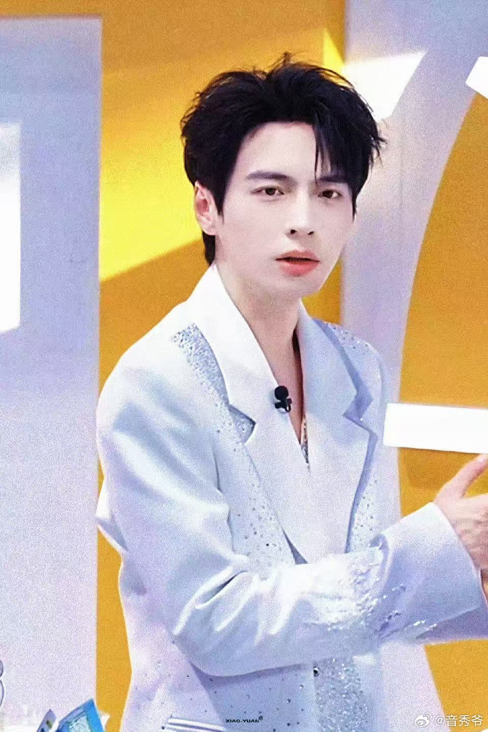 蒲熠星上海活动 蒲熠星现身上海活动，全白西装造型帅气十足，状态好到爆棚，现场清唱
