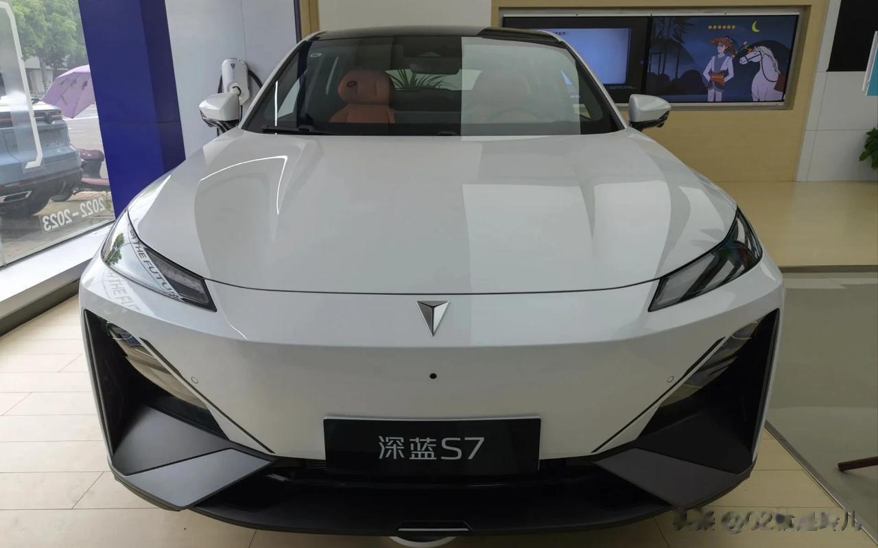 #超级增程S7刷新行业交付记录#
作为深蓝品牌独立运营后的首款新能源SUV，S7