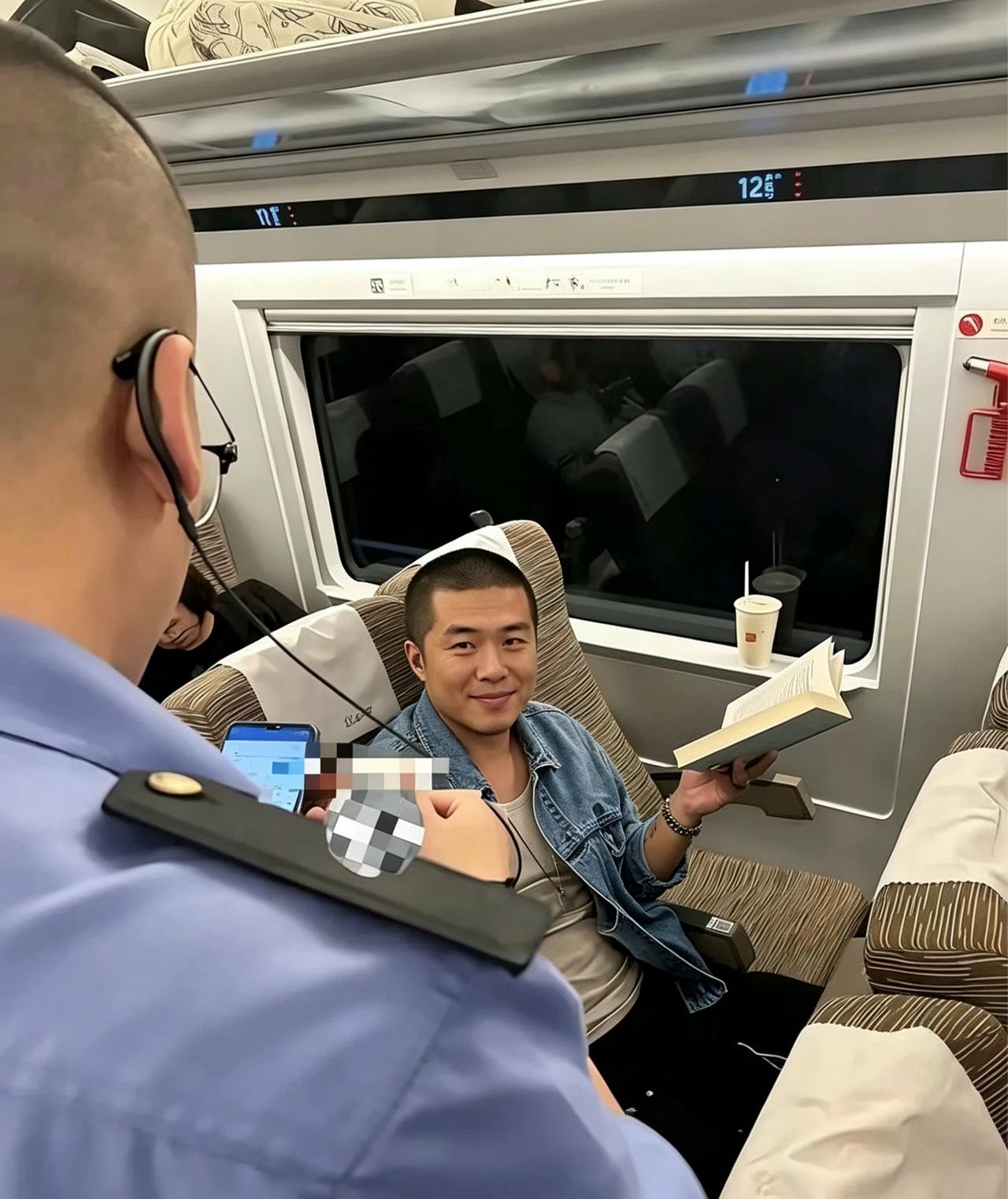火车上看到的，搞不明白，为什么别人不查偏偏查他呢？火车途中的景色 火车上没有座