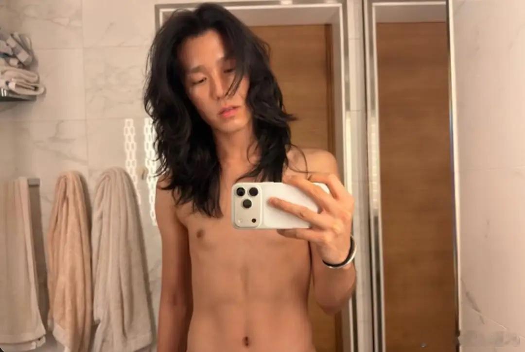林晓峰23岁长子形象大变，长发披肩爱穿露脐装，表情妩媚越发阴柔！ ​​​