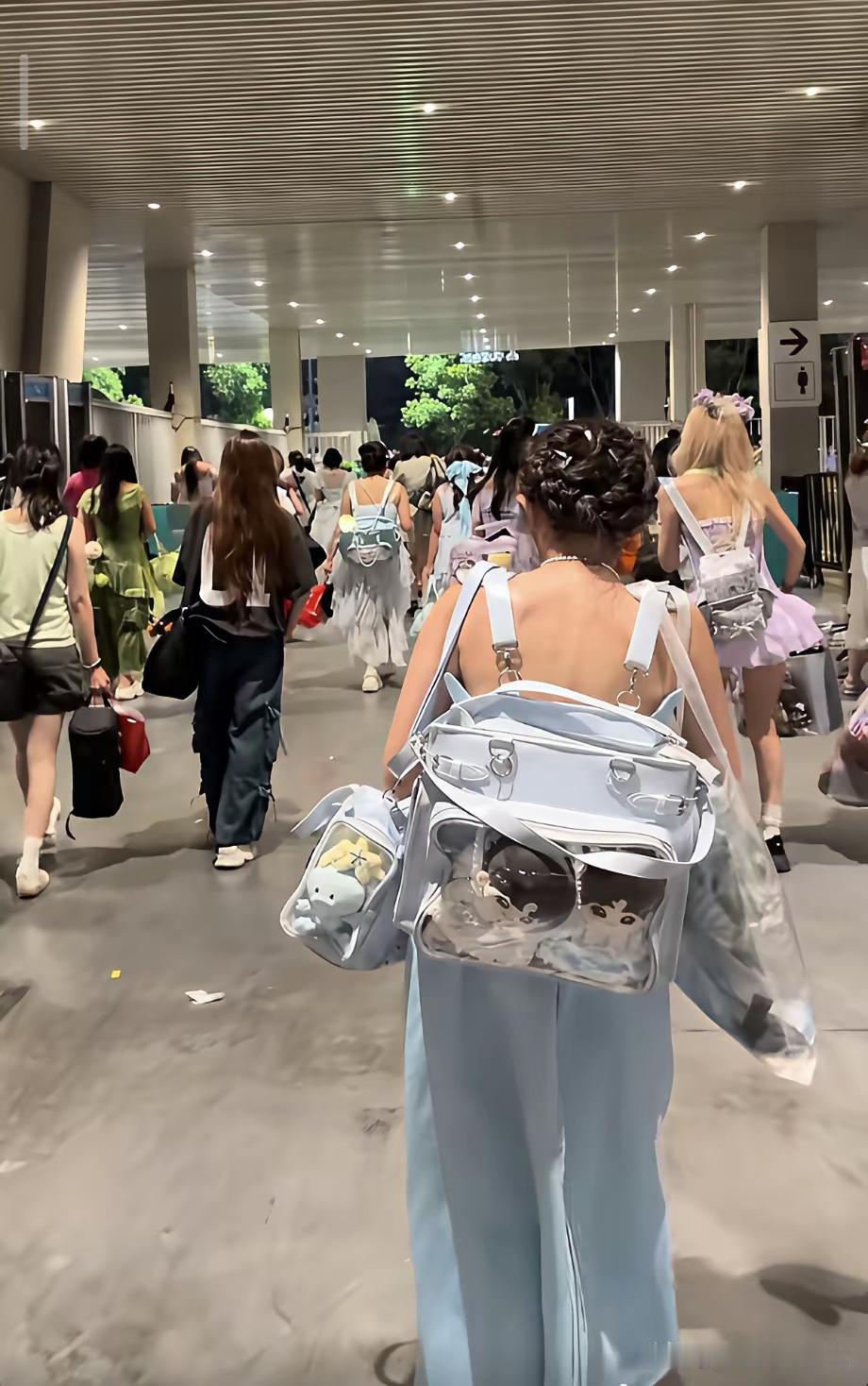 看自媒体采访，演唱会检票口

一个妈妈穿的很朴素，脸黑黑的瘦瘦的，一看就是务工人