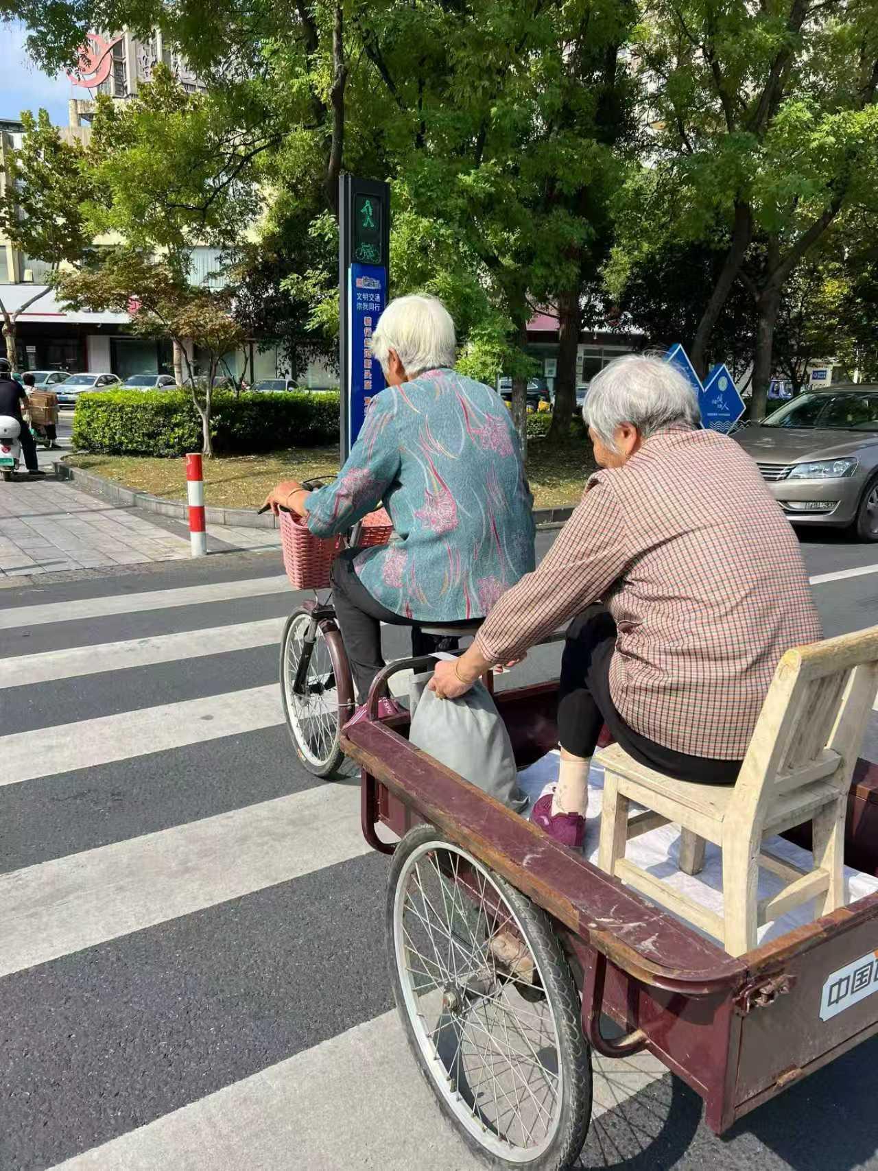 慕了慕了！昨天，江苏南通，一对满头白发老人，一个骑一个用小板凳坐在三轮车上。网友