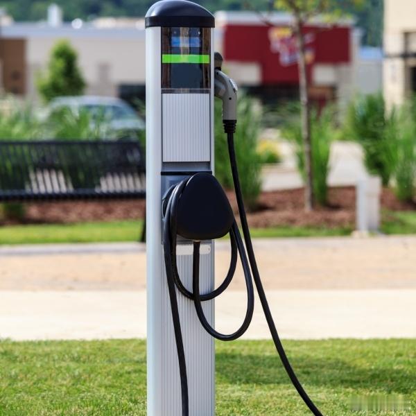 充电桩涨价有车主称再也不熬夜充电了以前新能源车主是“零点准时楼下集合”，以后可能