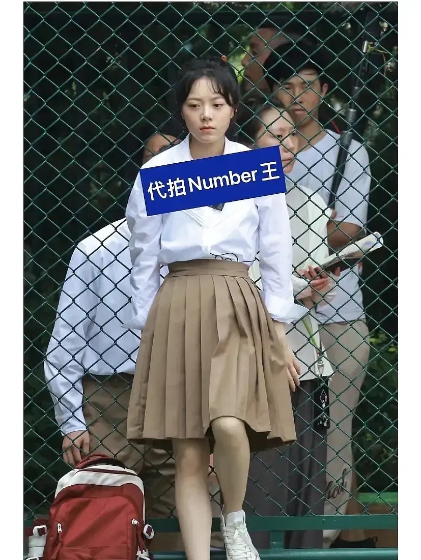 赵今麦这两张路透好像年轻版的闫妮呀 ​​​