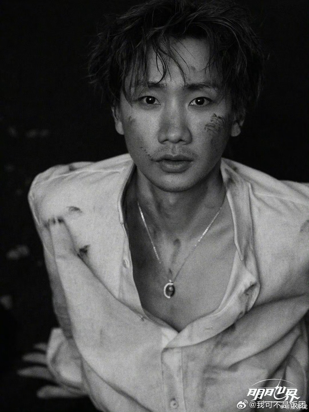 汪苏泷汪苏泷黑白战损九宫格谁被汪苏泷的黑白战损九宫格帅到失语！野气与温柔并存，每