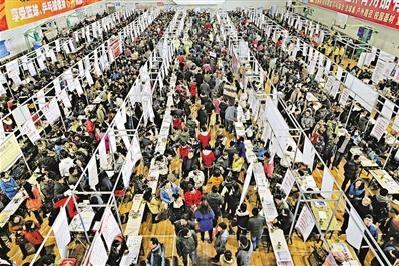 找工作这事，国家比咱还急。

国务院刚印发的《实施就业优先战略“十五五”规划》，