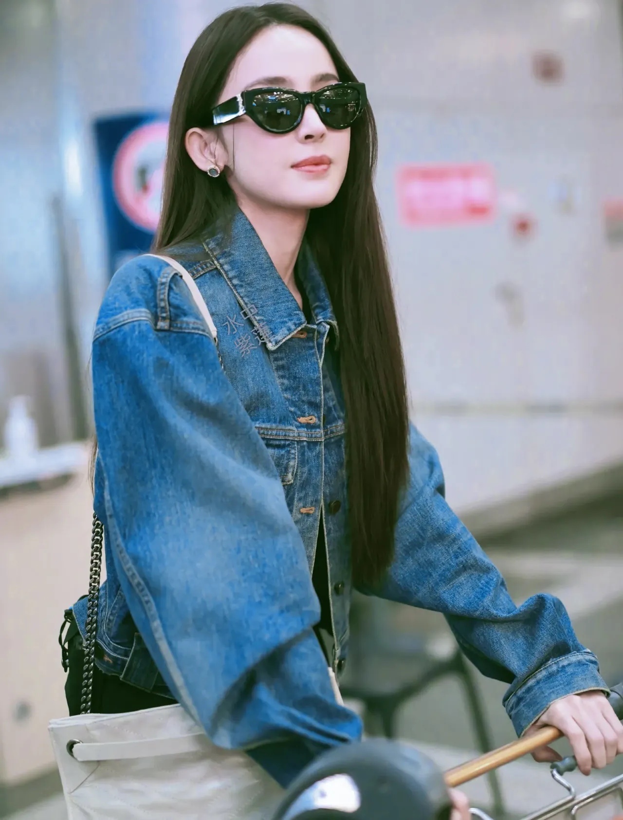 #秦岚娜扎花少出发#秦岚娜扎的牛仔风情，花少出发，说起秦岚和娜扎，你们肯定不陌生