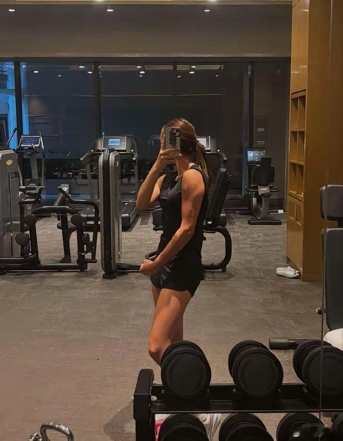 吴尊14岁女儿晒手臂肌肉neinei 也太有运动天赋了吧！14 岁暑假旅游照里皮