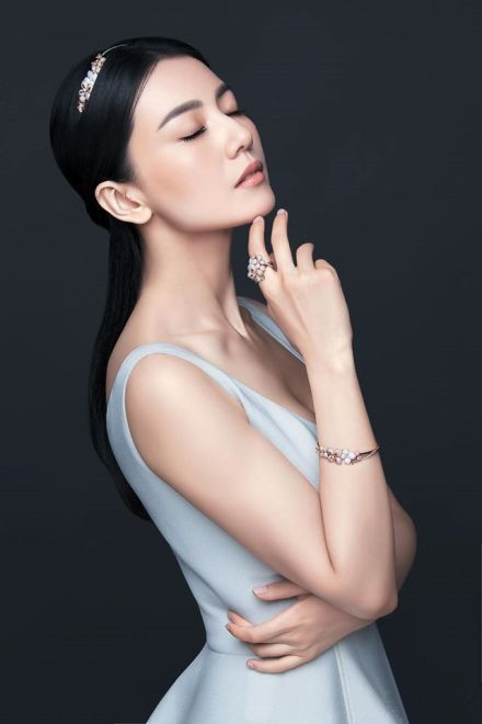 高圆圆 姐姐这组珠宝大片真的被美到失语！她眉眼间的温婉从容，把岁月沉淀的优雅拿捏