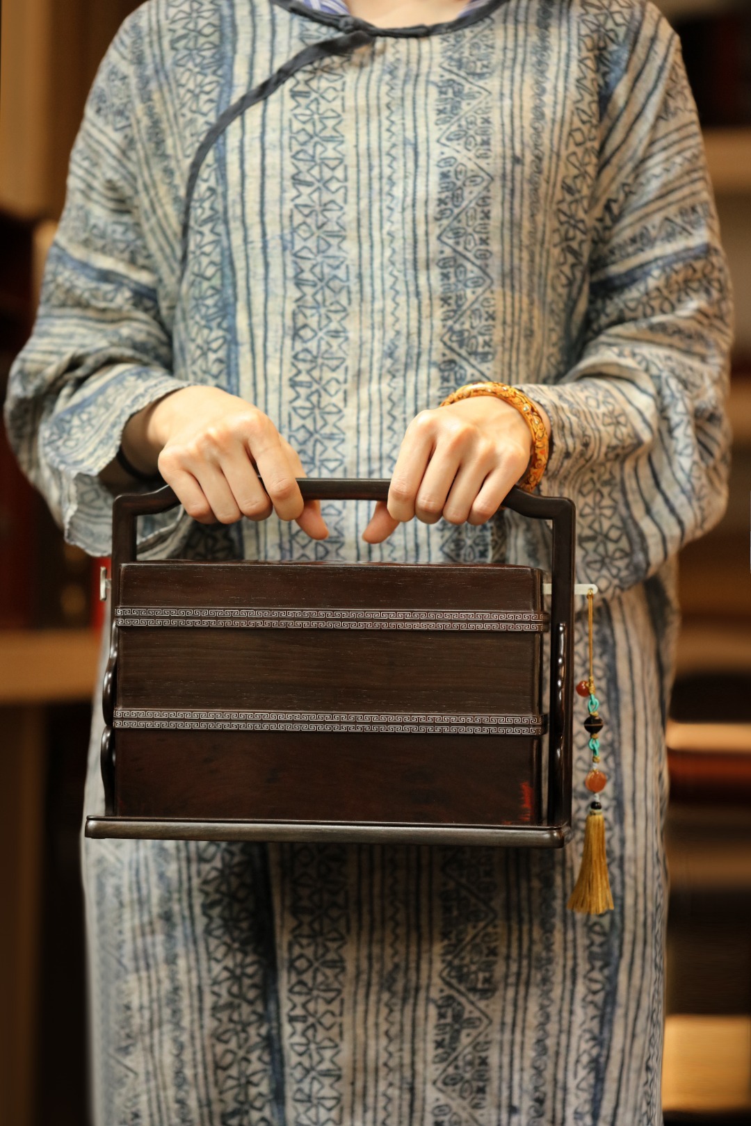 大红酸枝 | 提盒黑红老料制，器型考究；镶嵌银丝作如意纹，古典雅致，收纳零食、茶