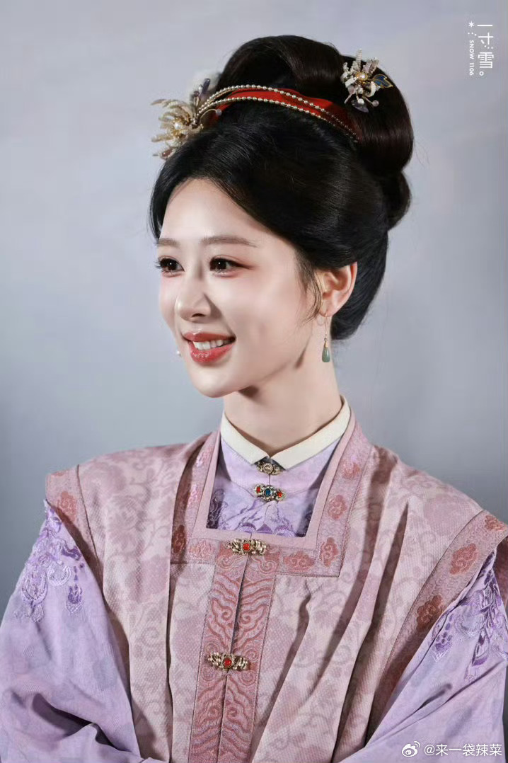 杨紫剧宣《家业》，迪丽热巴剧宣《白日提灯》各自状态，都大美女来的，更pick谁？