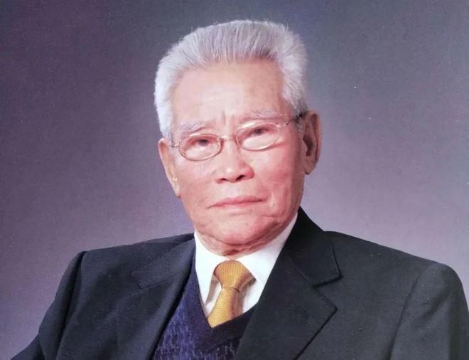 1933年，8岁的“中国核潜艇之父”彭士禄在汕头炮台监狱，穿着粗布麻衣，光着脚，