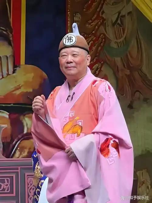 郭德纲在武汉演出中即兴改编红歌《弹起我心爱的土琵琶》，被武汉市文旅局立案调查了。