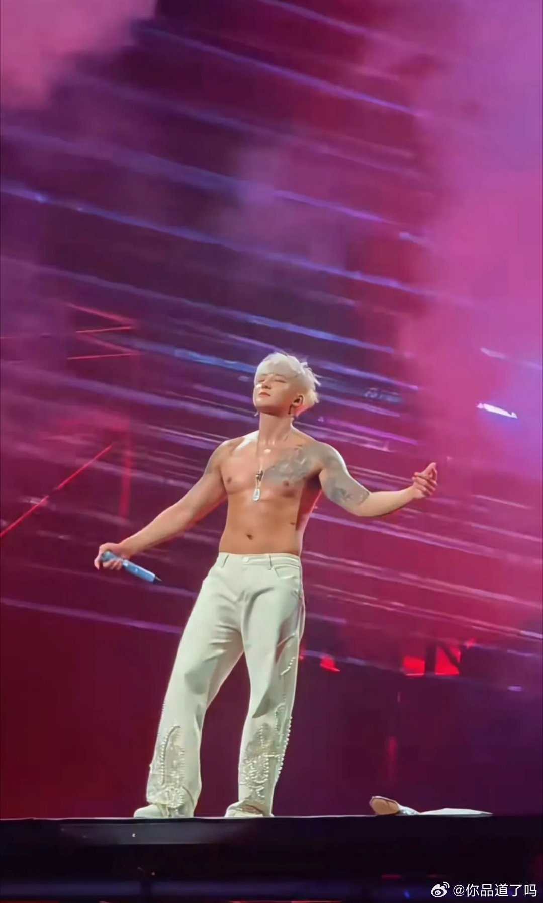 黄子韬演唱会赤裸上身的演唱舞台，身形膀大腰圆，皮肉厚重肉感满满，全程自我陶醉的神