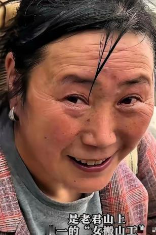 河南洛阳，女子在老君山当挑山工11年，每天背起200斤货物上山，记者问她干到什么