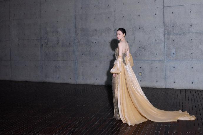 倪妮为什么不抢C位 其实答案很简单，真正有底气的人，不需要用站位来证明自己。倪妮