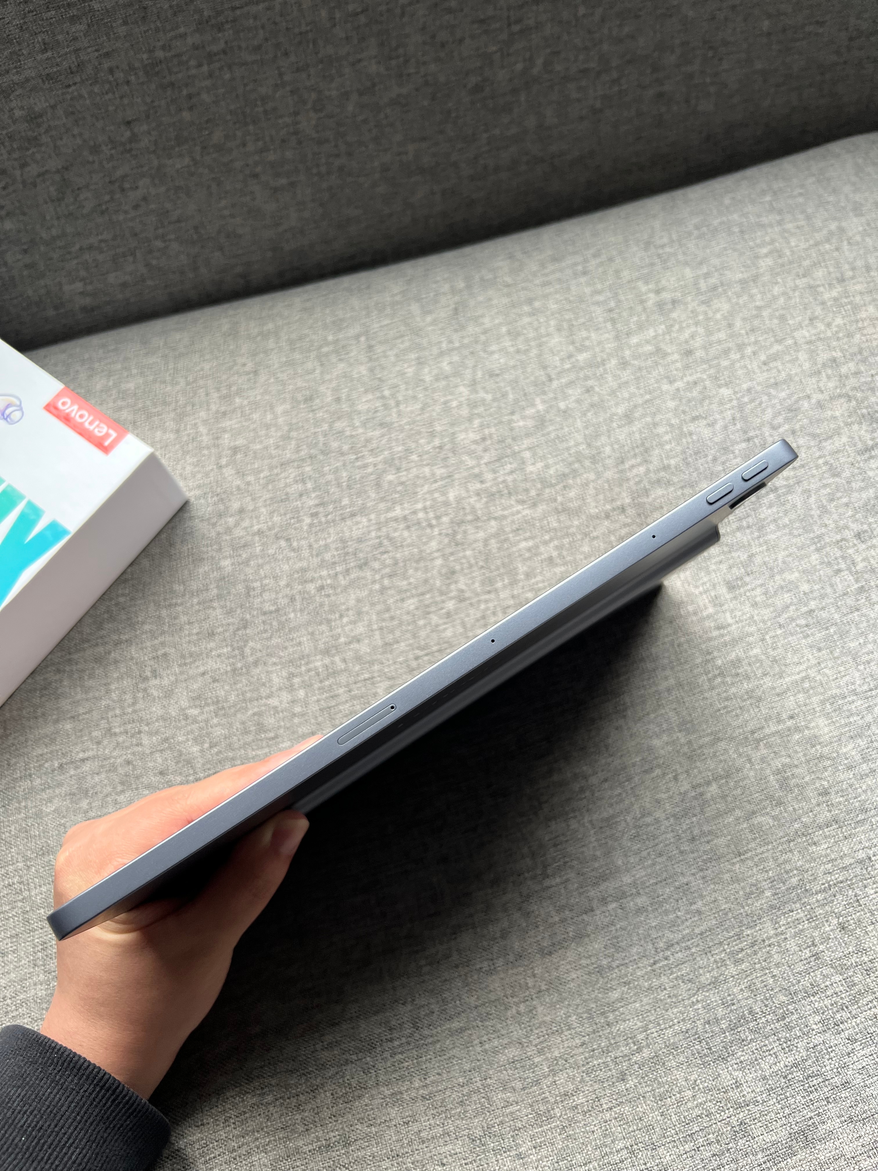 联想小新Pad Studio 8+128G 黑色，成色一般，屏幕明显划痕，外观划