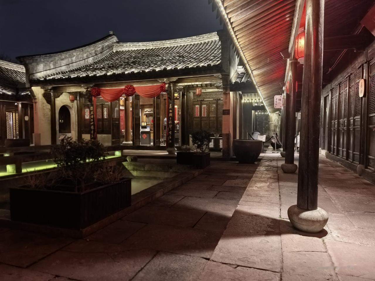 夜探郑氏十七房，一眼梦回百年甬商传奇
暮色四合，红灯笼次第亮起，郑氏十七房的古韵