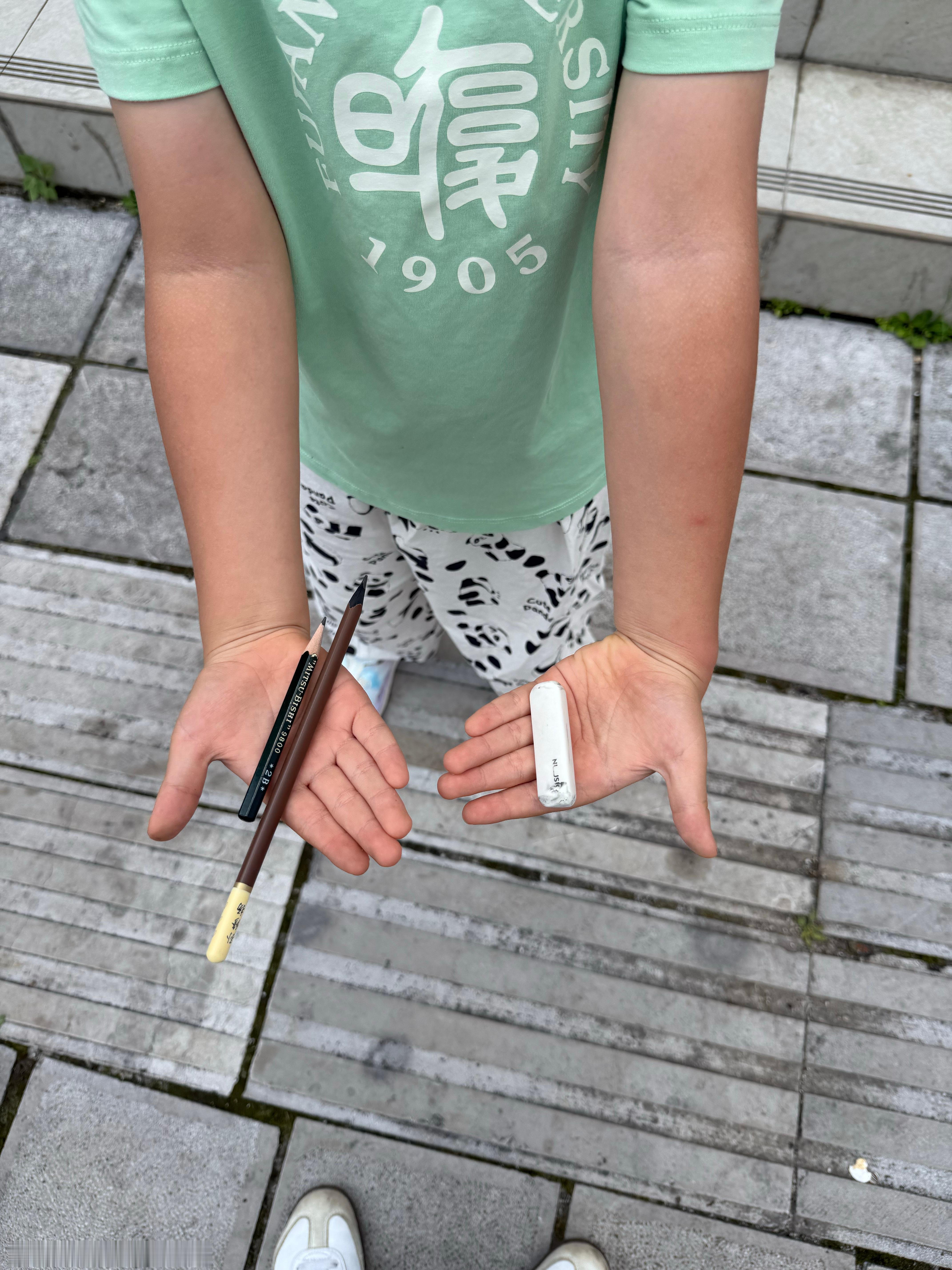 每天怎么拿进去就怎么拿出来哈哈哈，没有带笔袋来