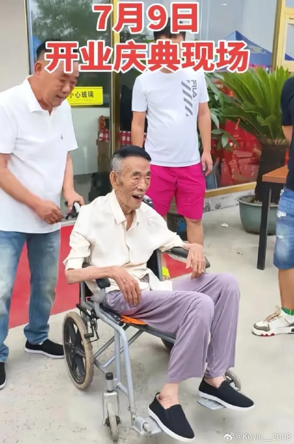 上午天津海鲜饭馆开业，杨少华还在一起参加剪彩活动，看上去精神不错，感觉几个儿子把