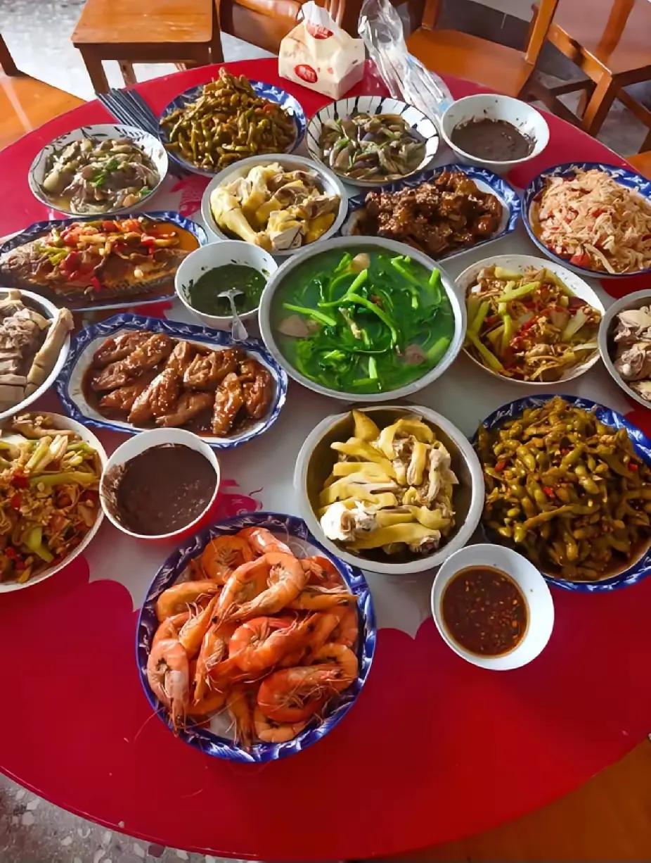 这桌菜问了十几个人了，有人说是北方菜，又有人说是南方菜，懵圈了！
大神们帮看看，